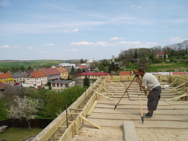 Oprava farní střechy 29. 4. 2008